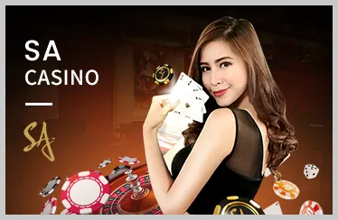 Bàn chơi Poker và Blackjack với các chip và lá bài